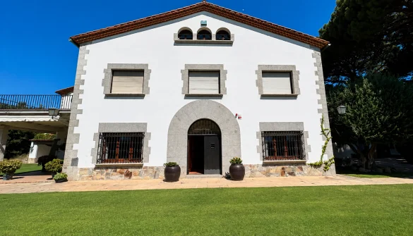 Catalan farmhouse with two-home potential