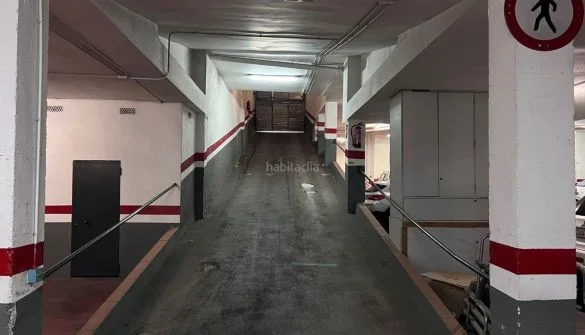 Plaza de garaje para coche grande en Peramàs