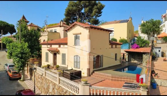 Chalet reformado en Teià con piscina privada