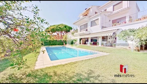 Amplio chalet junto al mar con piscina privada
