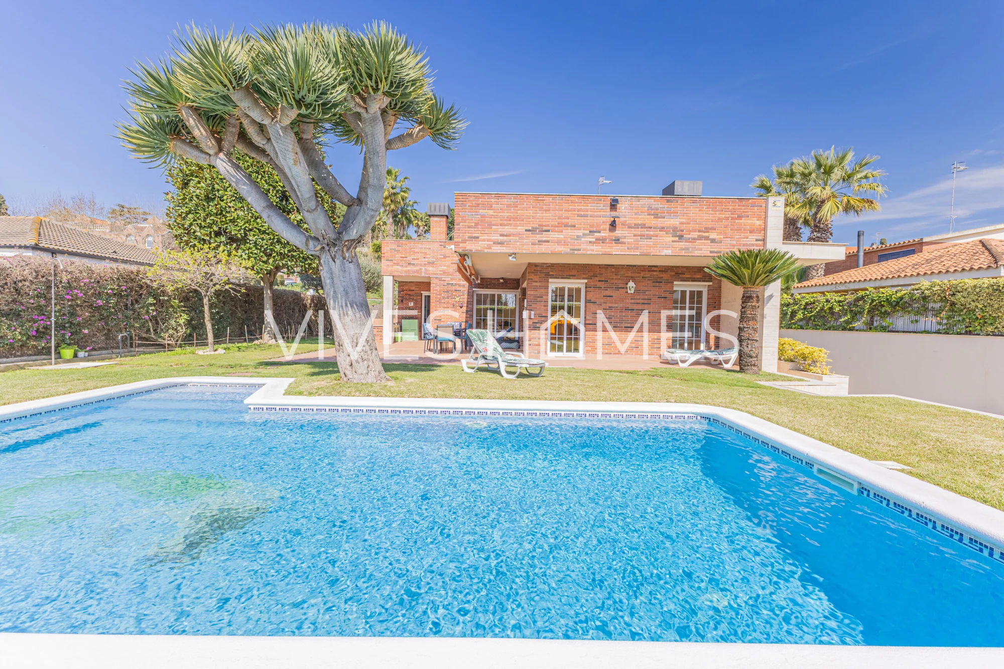 Chalet de cinco habitaciones con piscina en Montalt