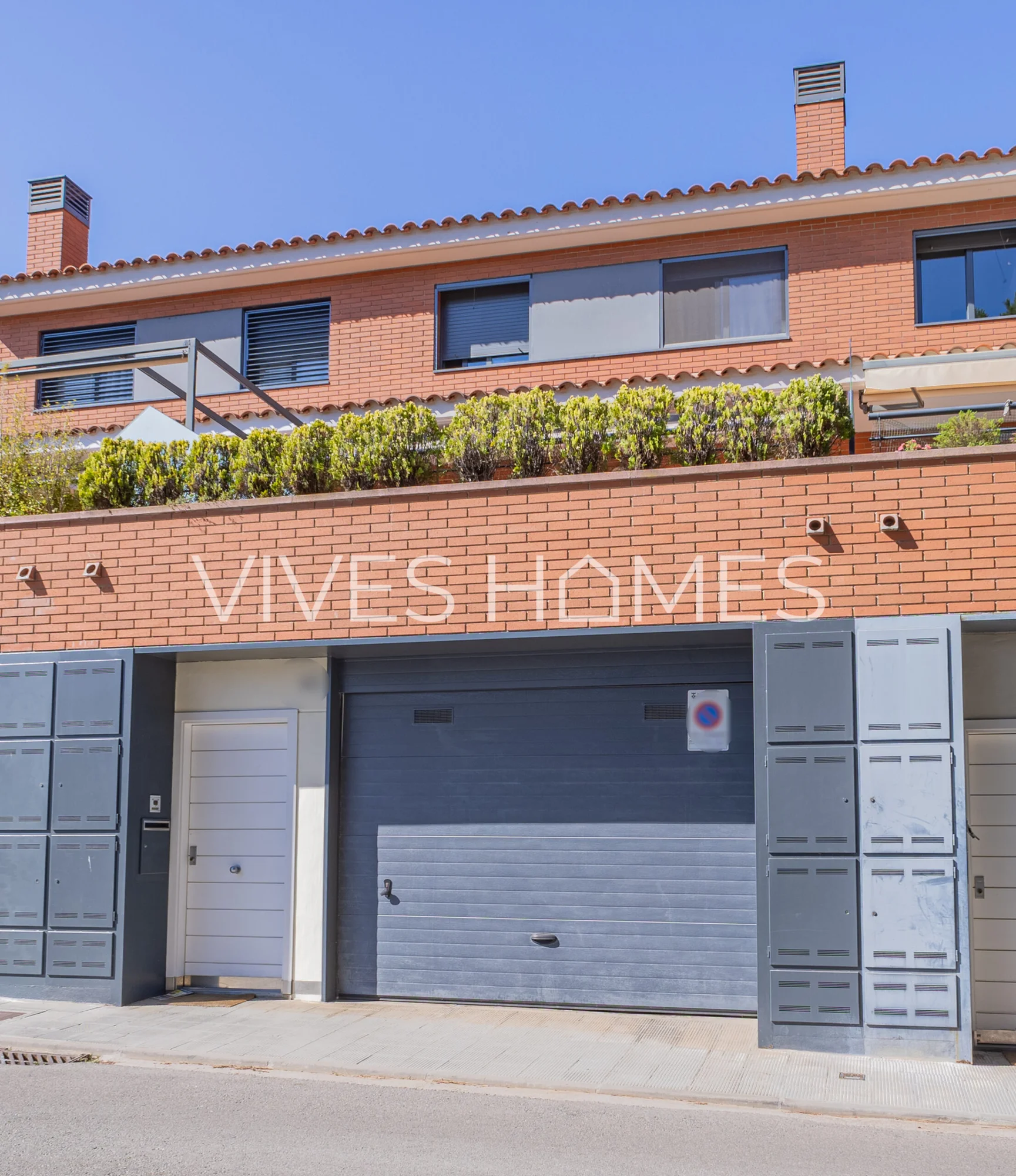 Three-storey townhouse with five bedrooms