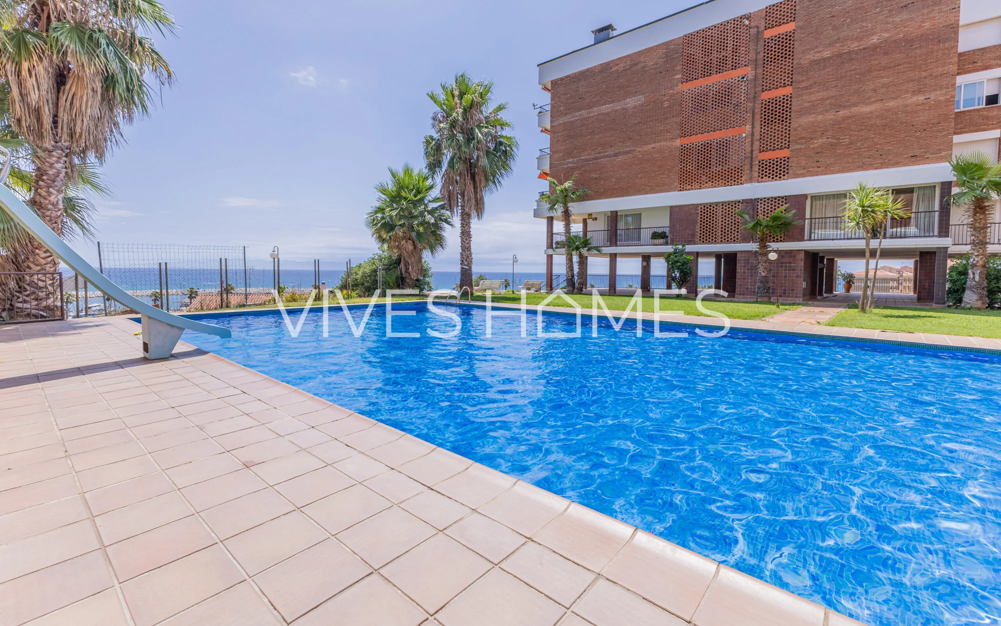 Sea-view Llavaneres flat, four bedrooms