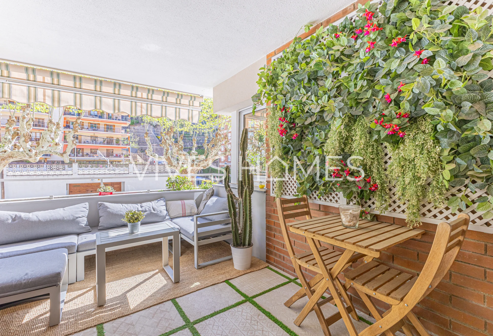 Renovated three-bedroom flat with pools