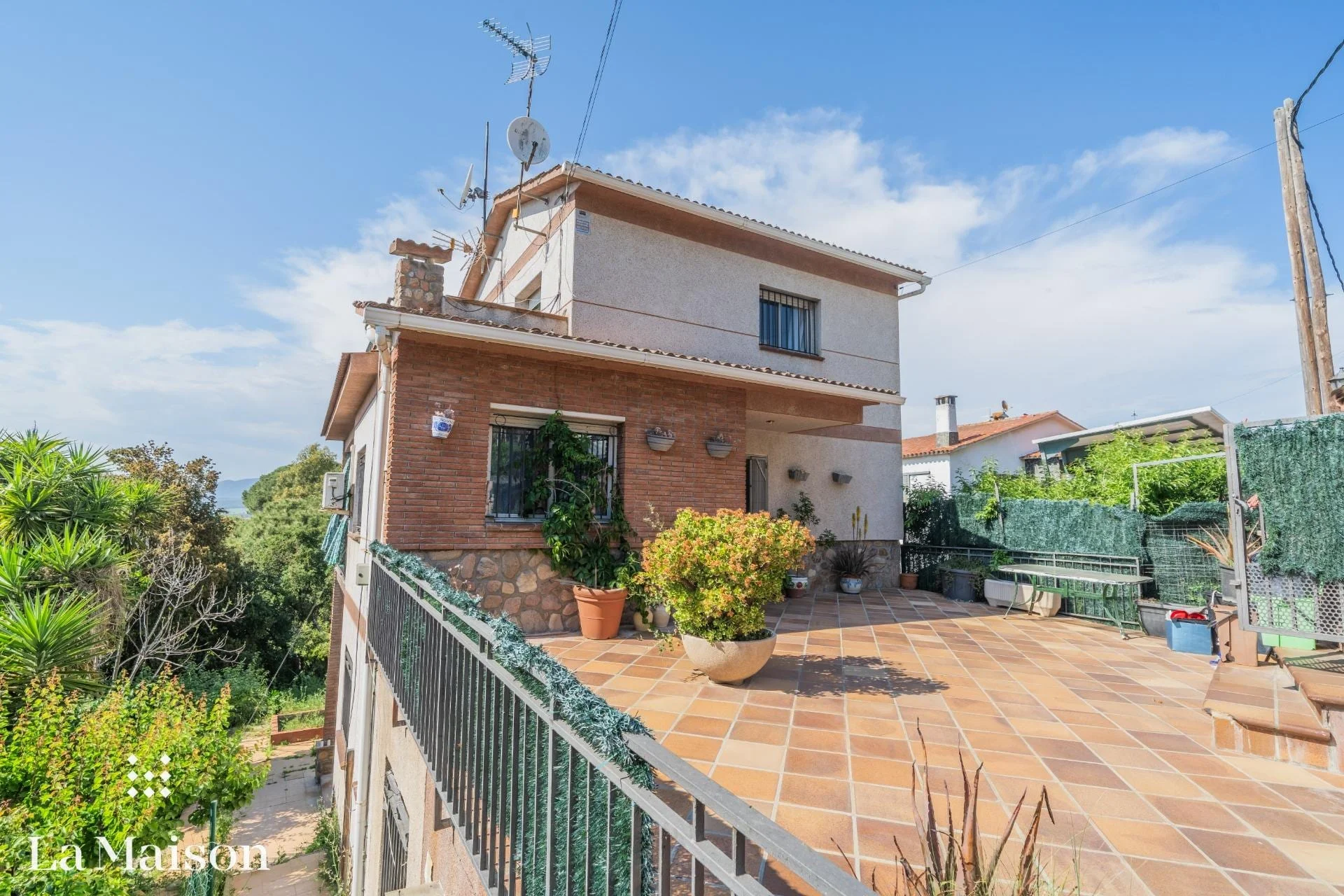 Casa con dos viviendas en parcela de 909 m²