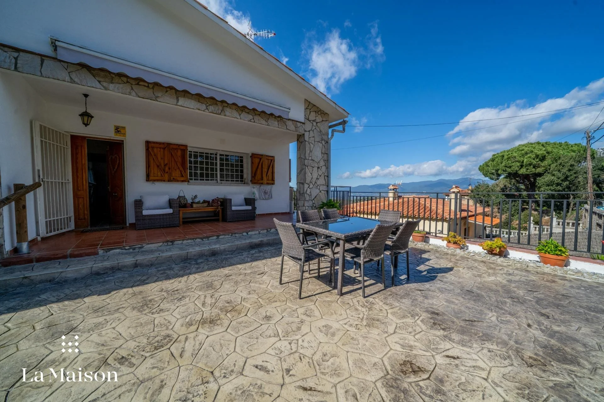 Casa reformada con dos viviendas independientes