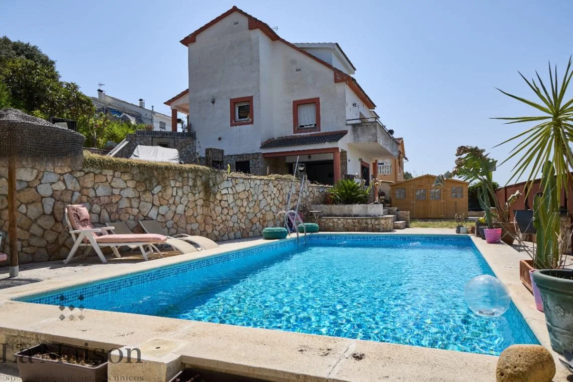Casa reformada en la naturaleza con piscina