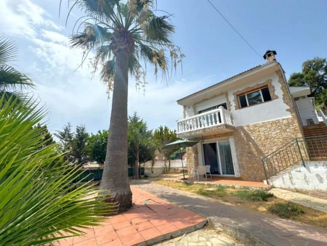 Villa de dos viviendas con piscina privada