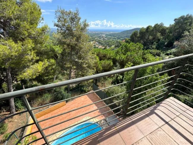 Chalet con piscina y vistas dobles