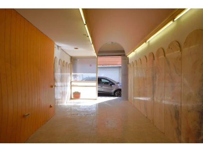 Central commercial unit, 64 m², retail