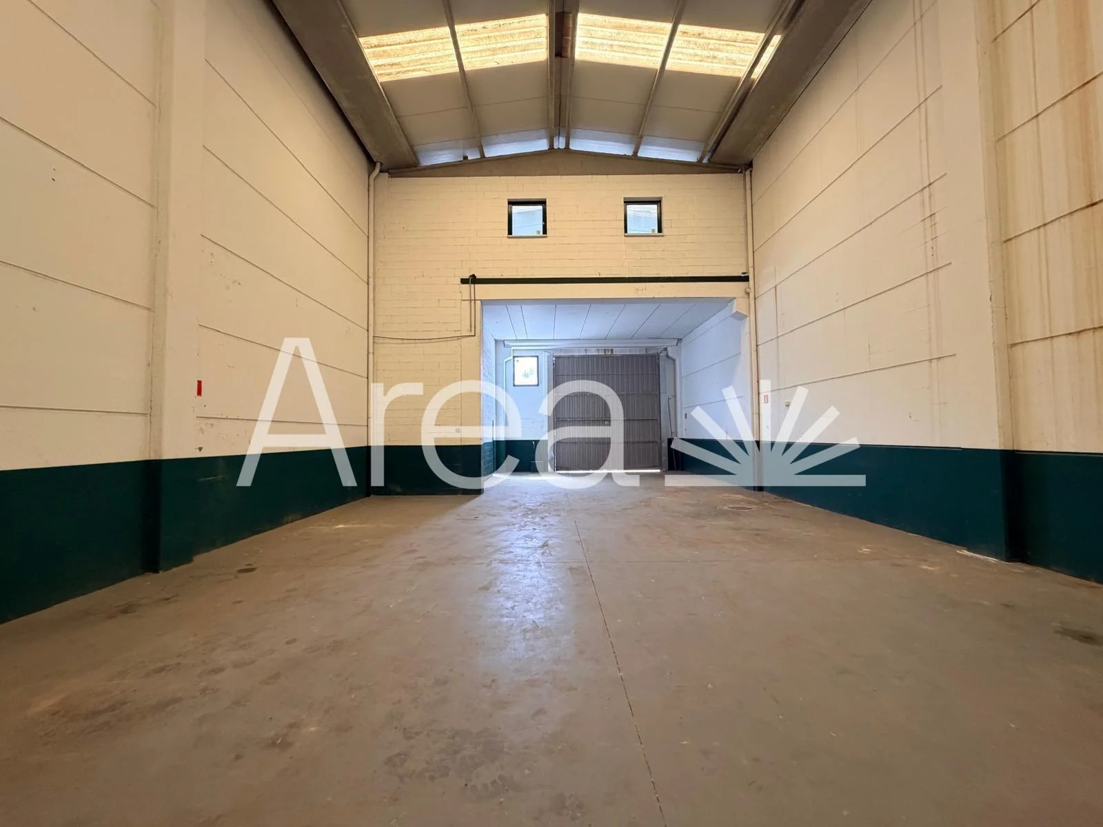 Nave industrial con patio exclusivo