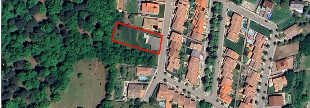 Parcela residencial con garaje existente