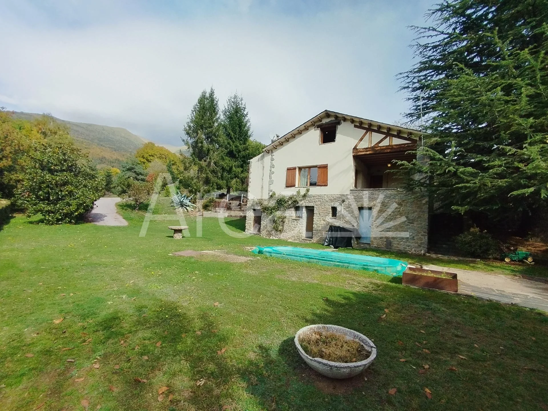 Casa con piscina privada en Planoles, 3 habitaciones