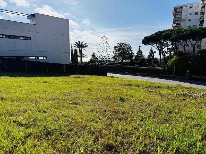 Urban plot with sea views, 685 m²