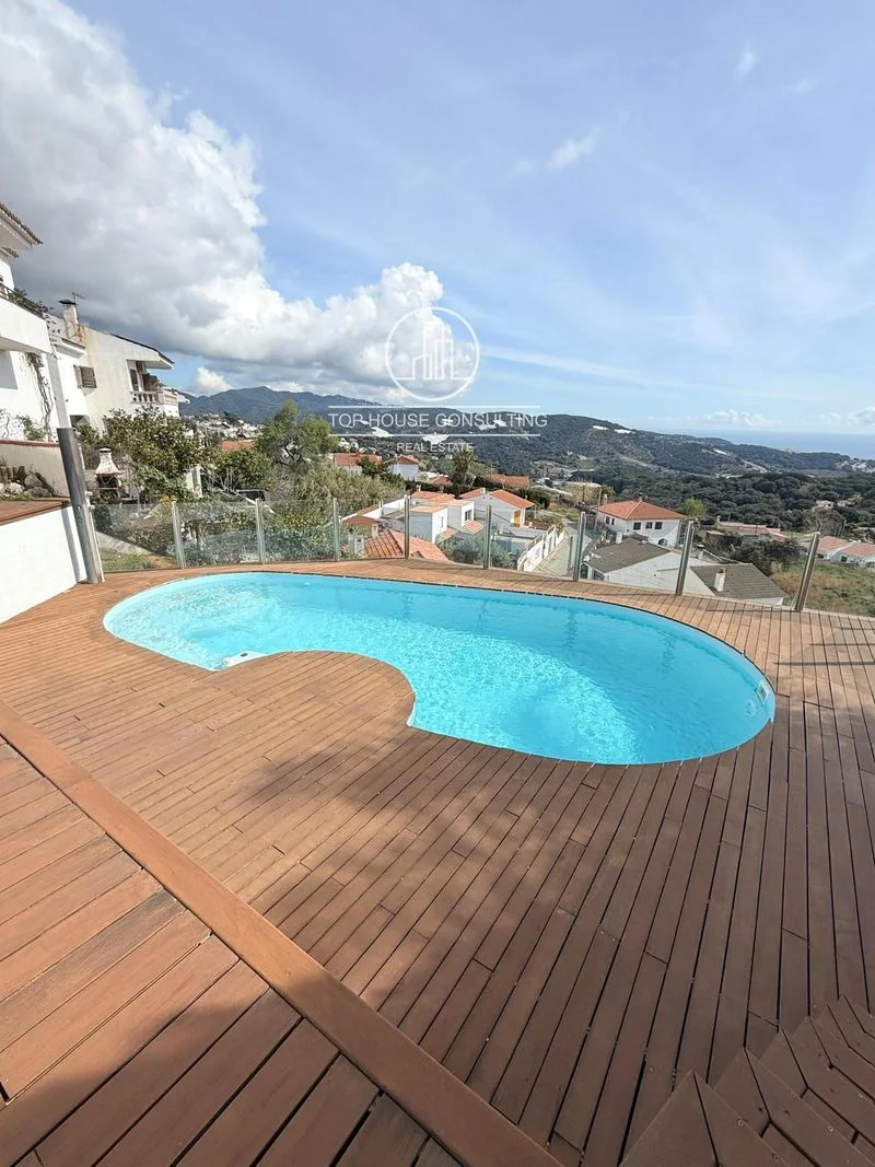 Three-bedroom townhouse with sea views