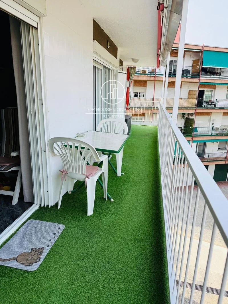 Beach-zone flat with communal pool