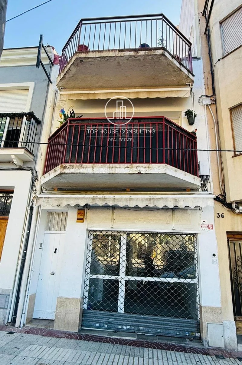 Three-storey building in central Arenys
