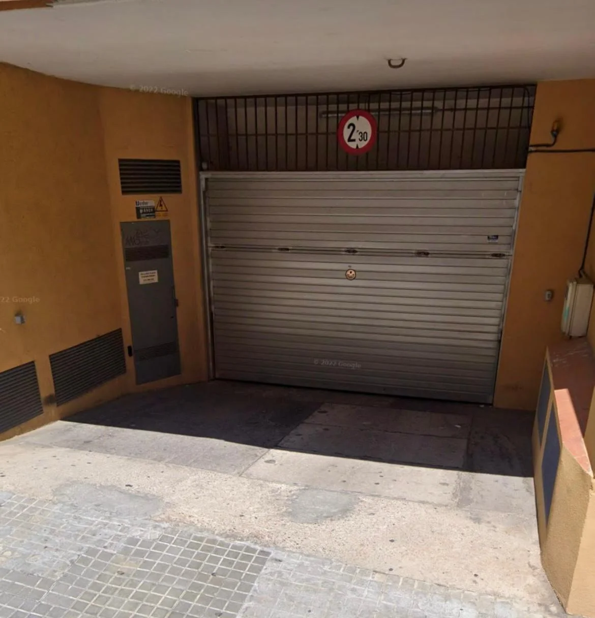 Dos plazas amplias cerca de Plaça Cuba