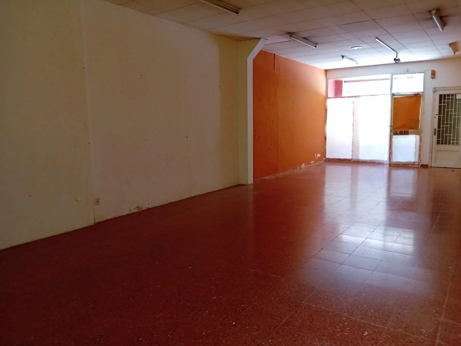 Local comercial en Eixample con patio