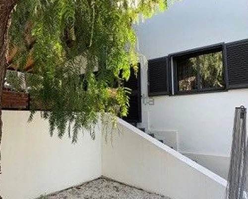 Villa reformada con piscina y vistas al mar