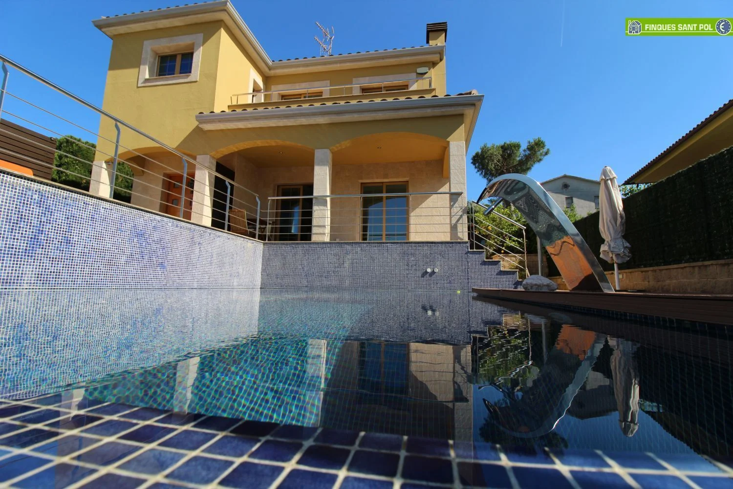 Villa de tres plantas con piscina privada