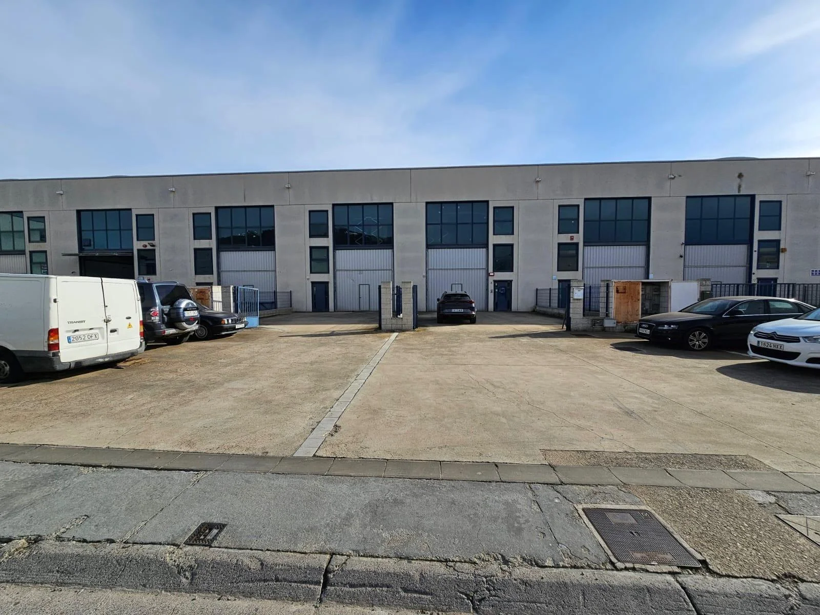 Industrial unit with expansive development plot