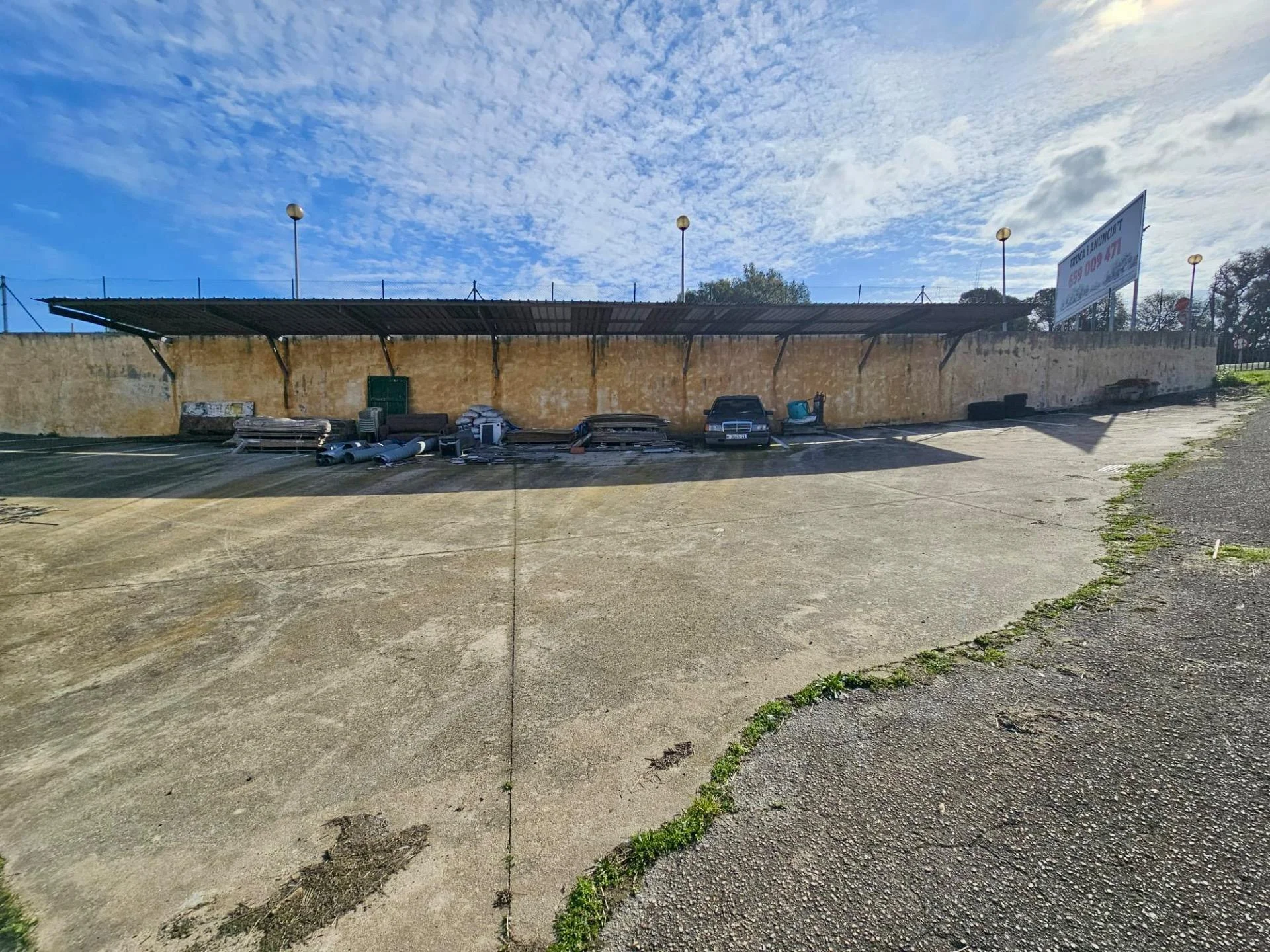 Industrial unit with large plot