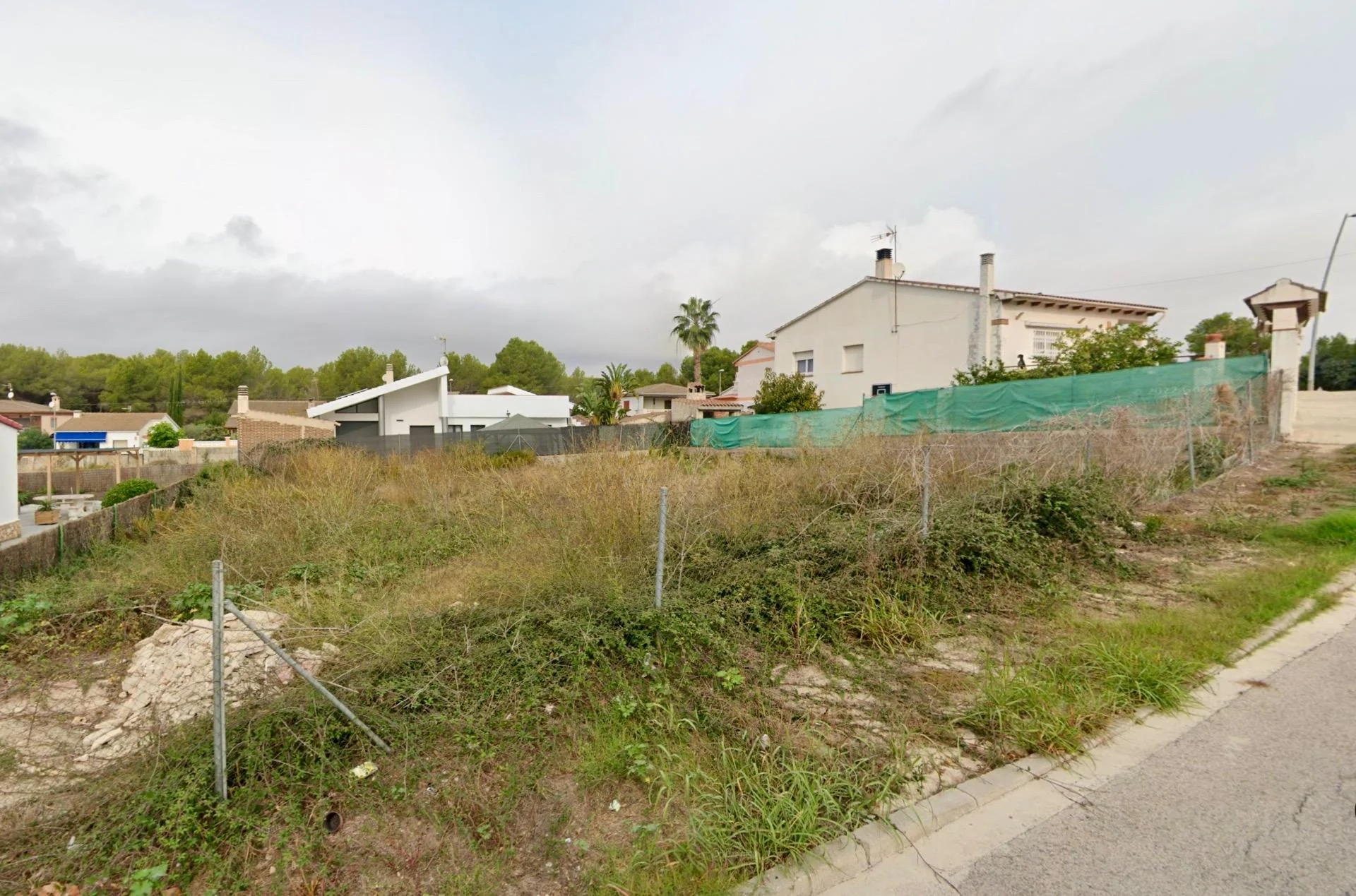 Urban Calafell plot with clear views
