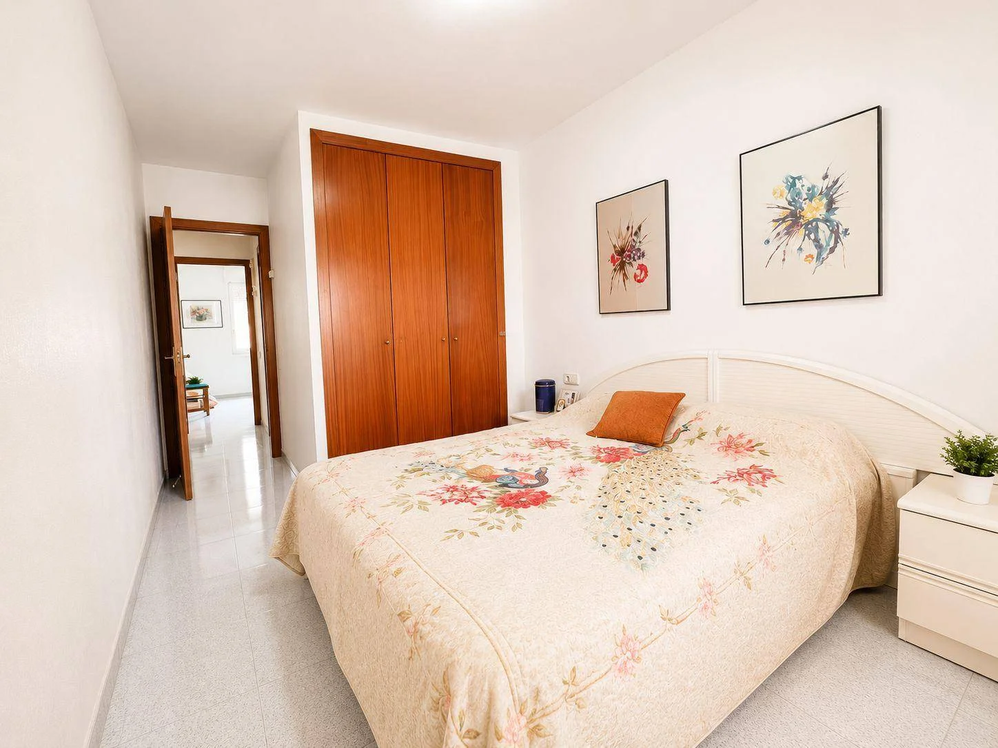 Piso de cuatro habitaciones con piscina comunitaria