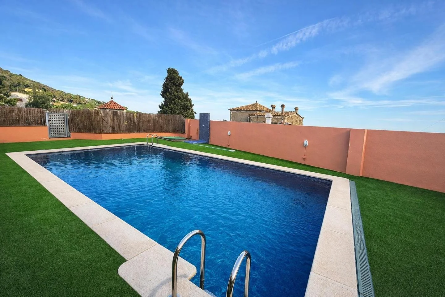 Three-bedroom townhouse with sea views