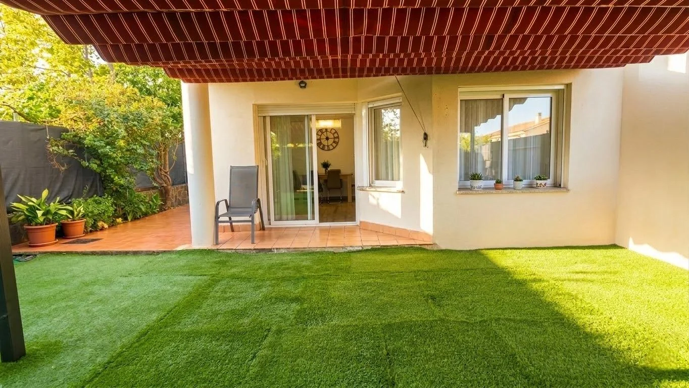 Apartamento en planta baja de tres dormitorios