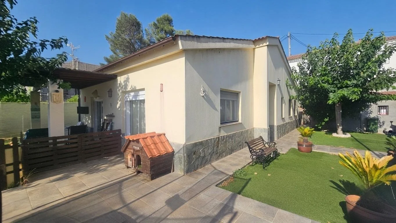 Casa de tres dormitorios con parcela de 503 m²