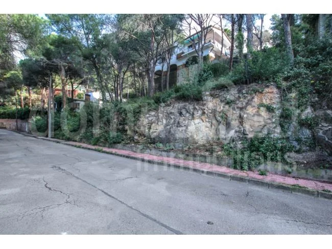 Sloping Cabrils plot with mountain views