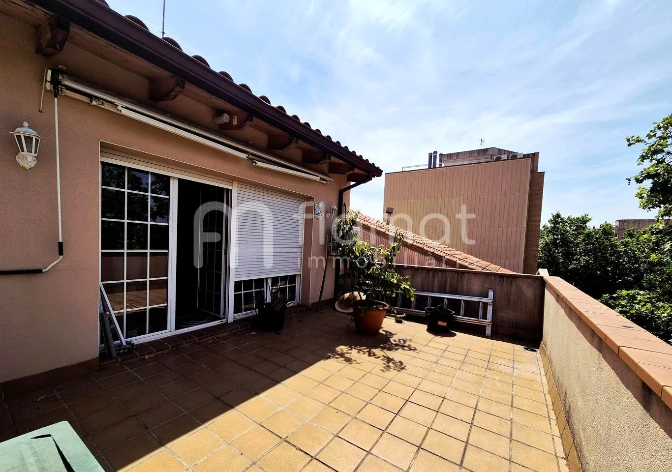 Villa de tres plantas con cuatro dormitorios