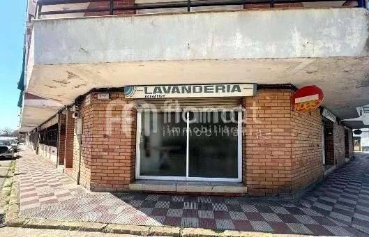 Local comercial en Blanes, 77 m², 3 estancias