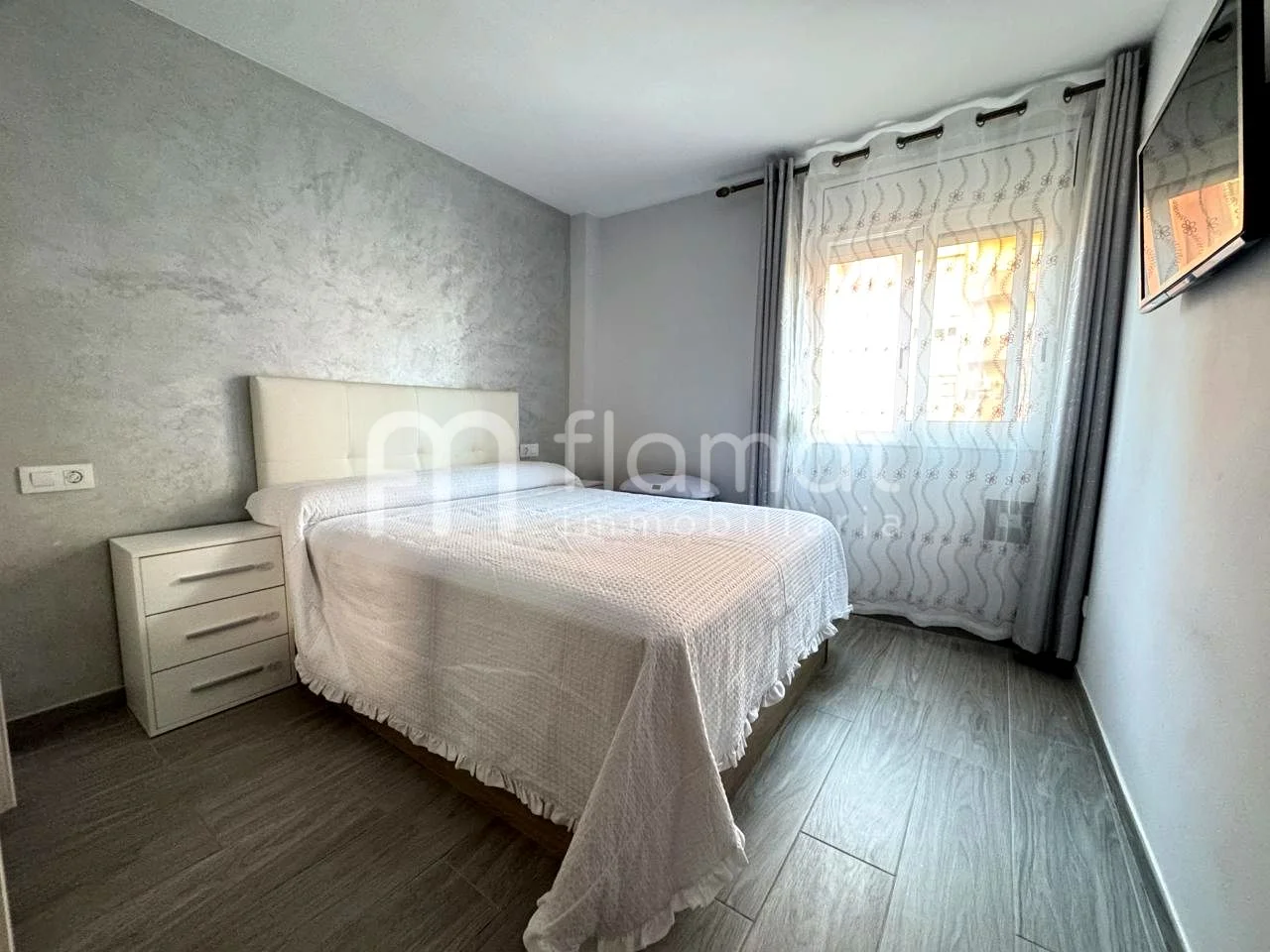 Piso reformado de cuatro habitaciones en Figueres
