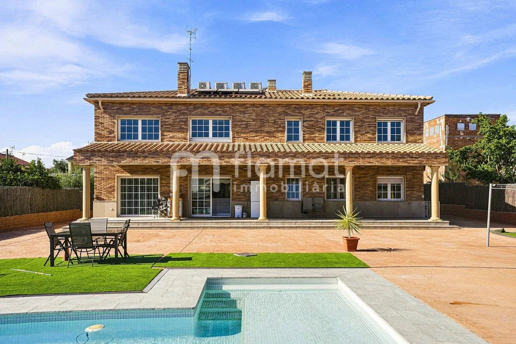 Villa versátil en Terrassa con piscina privada