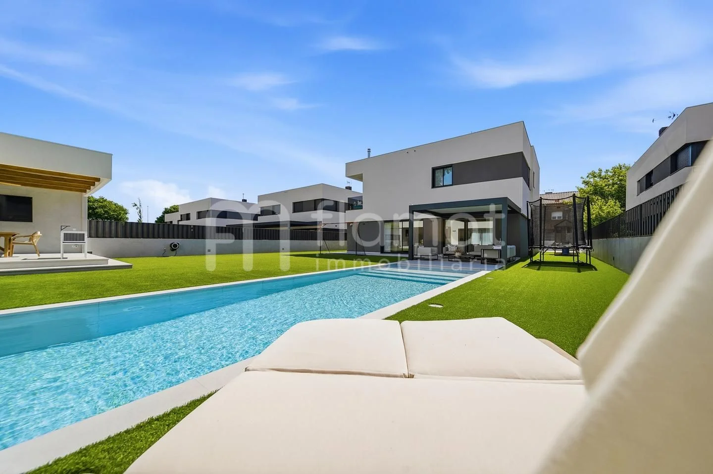 Villa de obra nueva con piscina privada