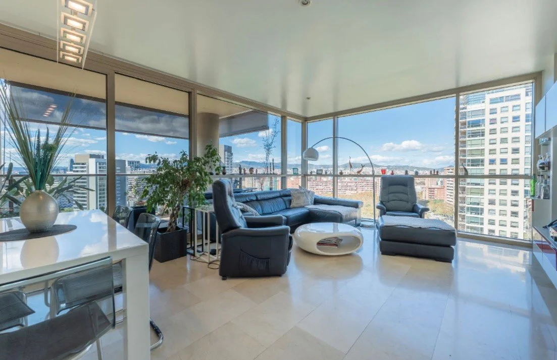 Piso de cuatro dormitorios con vistas al mar en Diagonal Mar