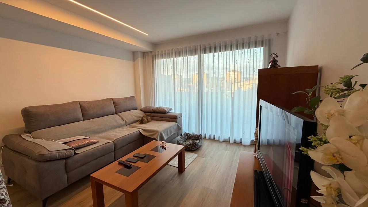 Vivienda moderna de tres dormitorios con parking
