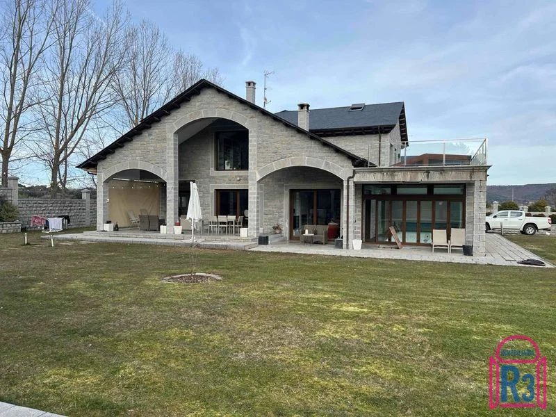Amplio chalet en Lorenzana con piscina climatizada