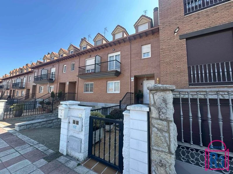 Five-bedroom townhouse near pools
