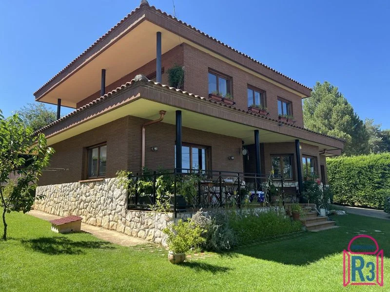 Chalet independiente con cuatro dormitorios