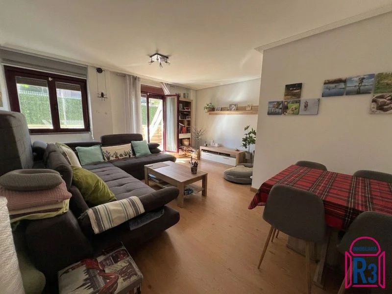 Sunny Navatejera apartment with terrace