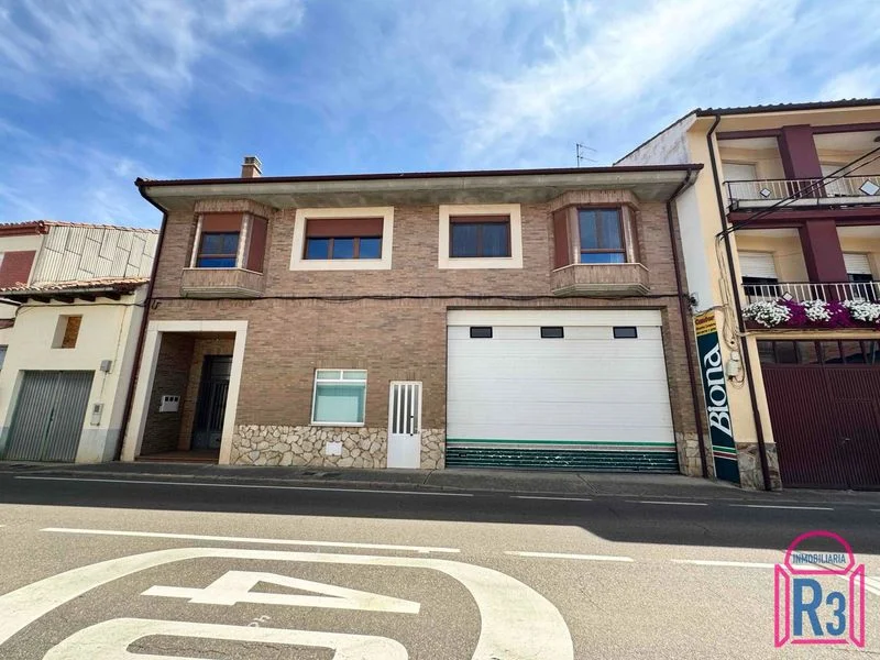 Casa de cuatro dormitorios con nave de 400 m²