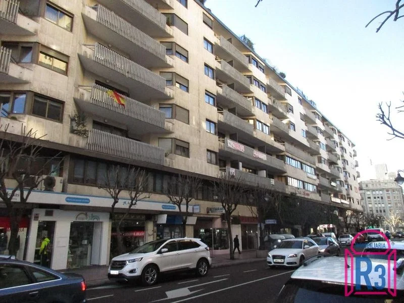 Central León office with parking