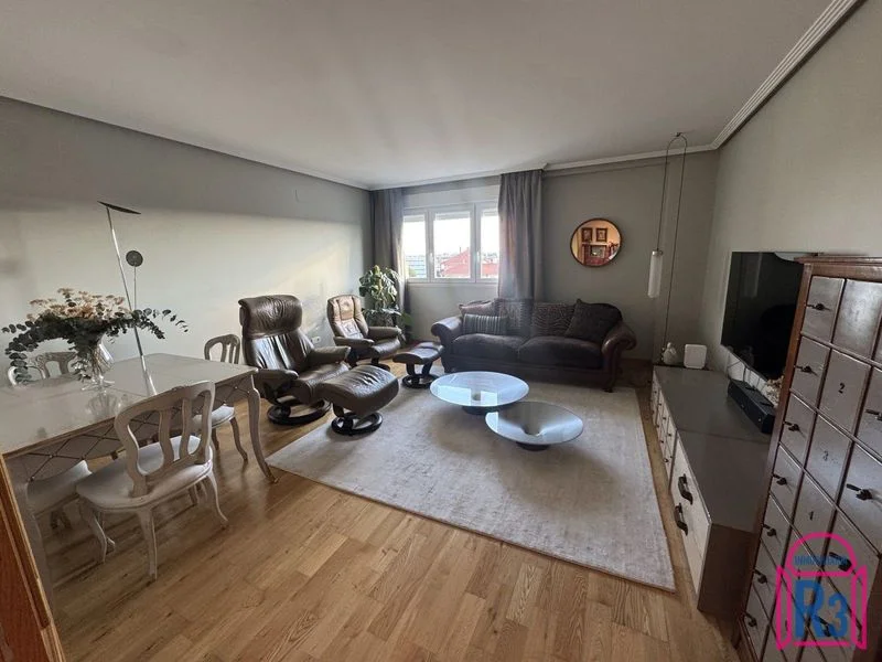 Sunny high-floor flat in Espacio León