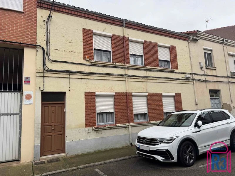 Casa de seis habitaciones con dos viviendas