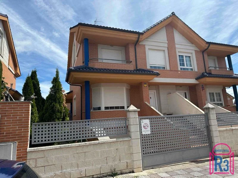 Townhouse in Navatejera, four bedrooms