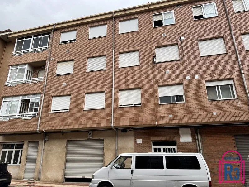 Three-bedroom flat by Parque de la Era